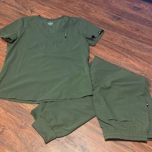 Hunter Green Scrub Set - Medium